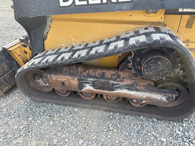 deere-323e-image-52