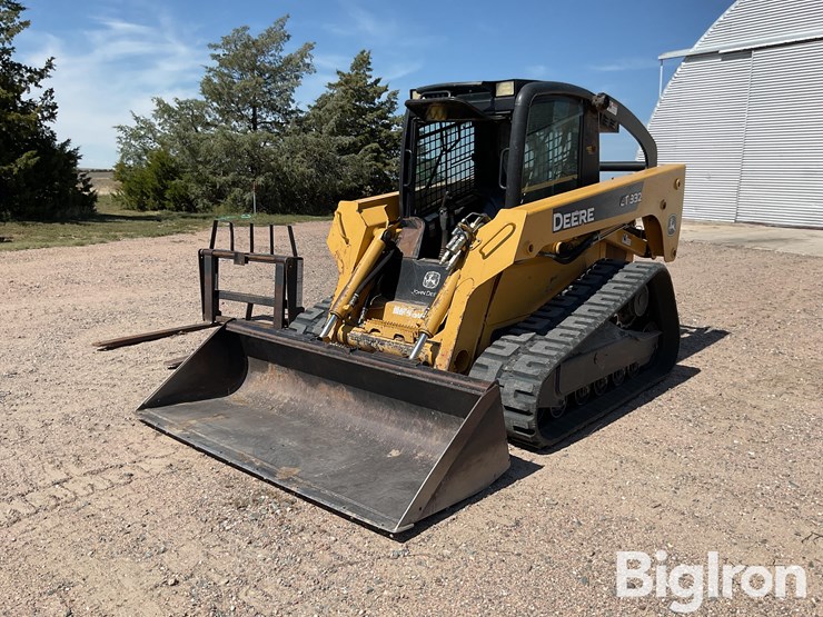 2006-deere-ct332-image-1