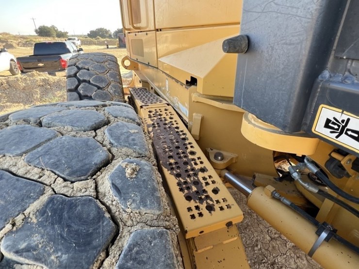 2011-deere-772gp-image-33
