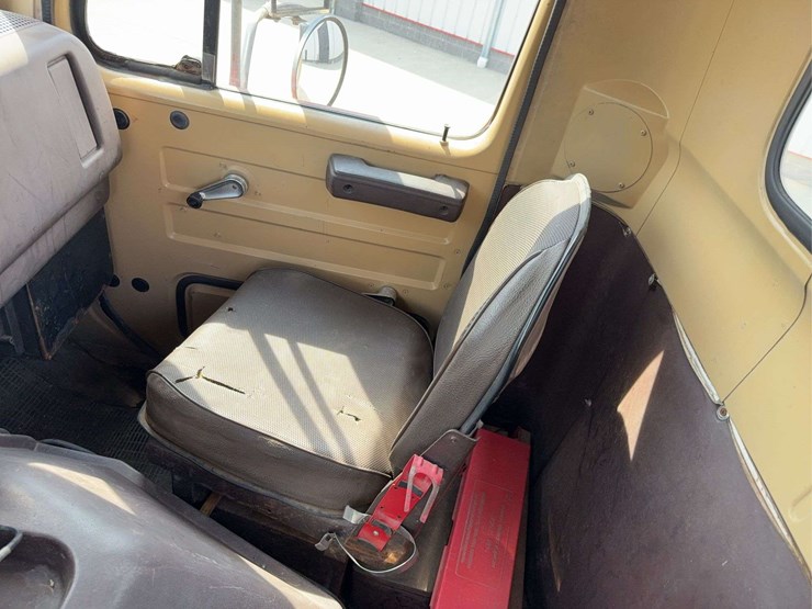 1982-international-2275-day-cab-semi-image-25
