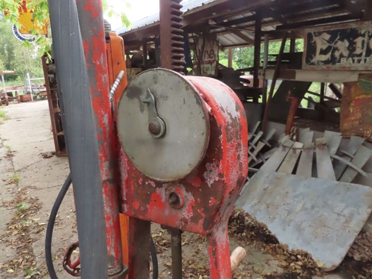 1900's-bowser-gas-pump-image-4
