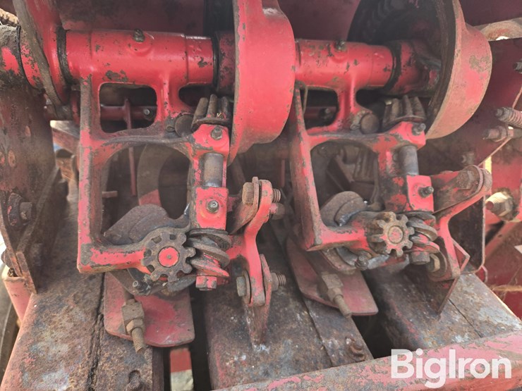 new-holland-275-image-15