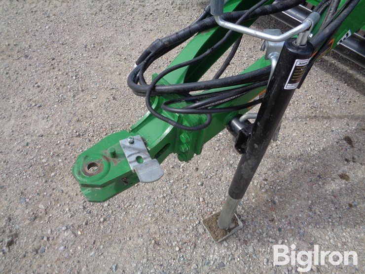 2022-john-deere-560m-image-10