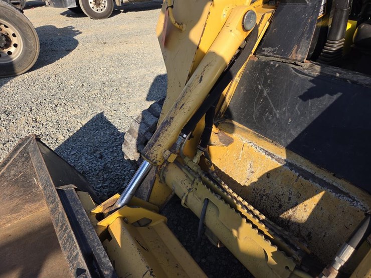2013-deere-ct332-image-14