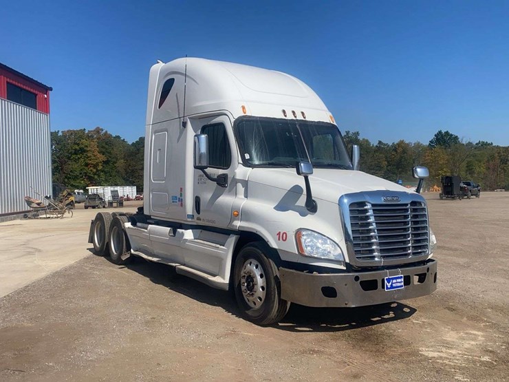 2013-freightliner-cascadia-semi-truck-image-4