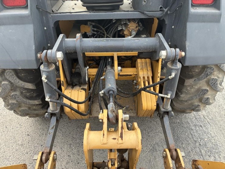 2015-deere-210l-image-10