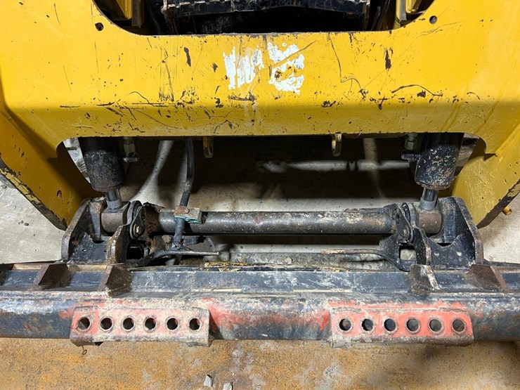 2016-caterpillar-259d-image-11