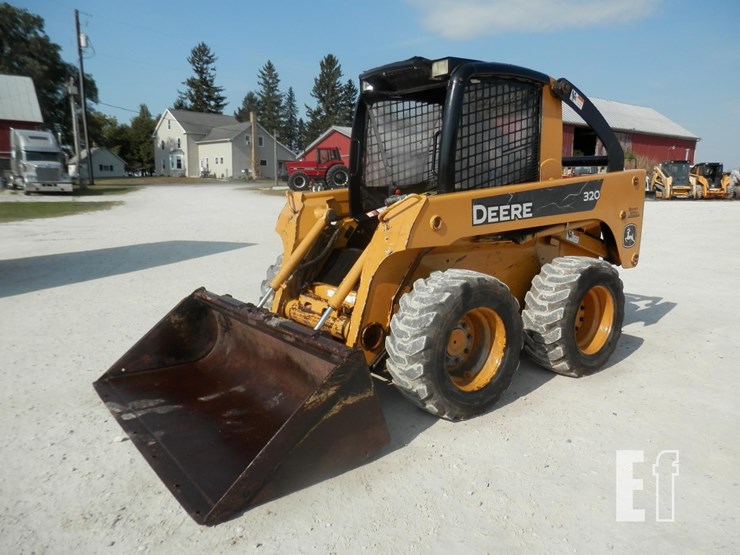 deere-320-image-1