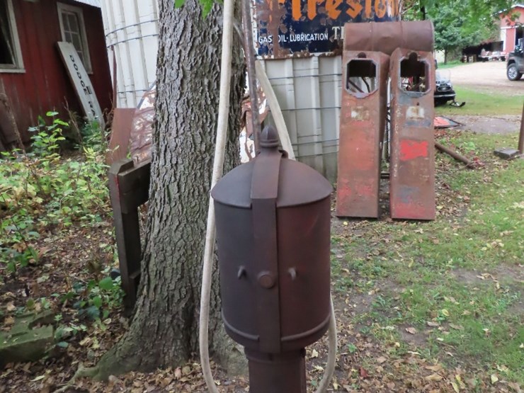 1900's-bowser-red-sentry-long-distance-gas-pump-image-4