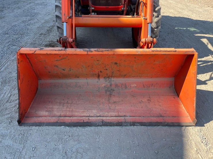 2013-kubota-m7040-image-10