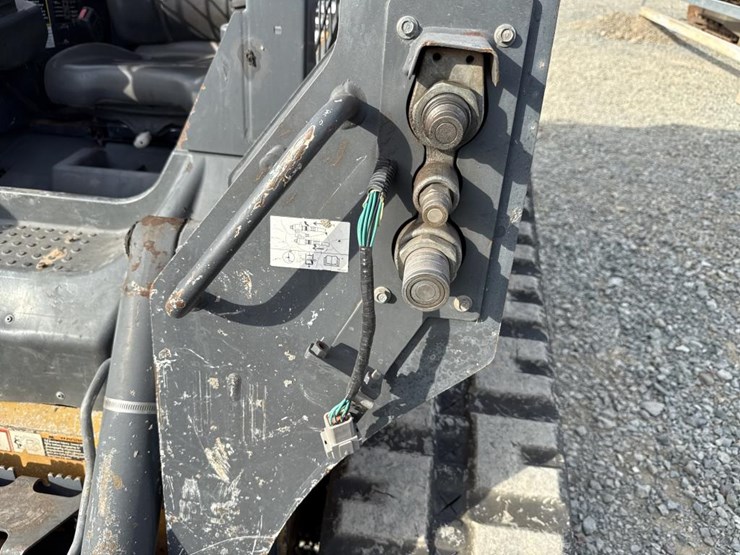 deere-323e-image-16