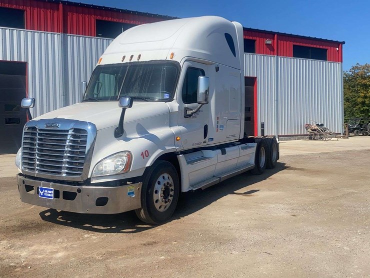 2013-freightliner-cascadia-semi-truck-image-2