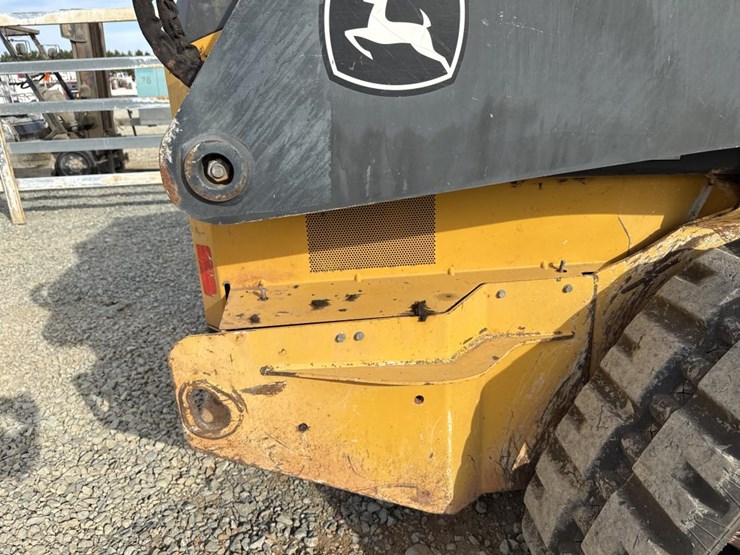 deere-323e-image-26