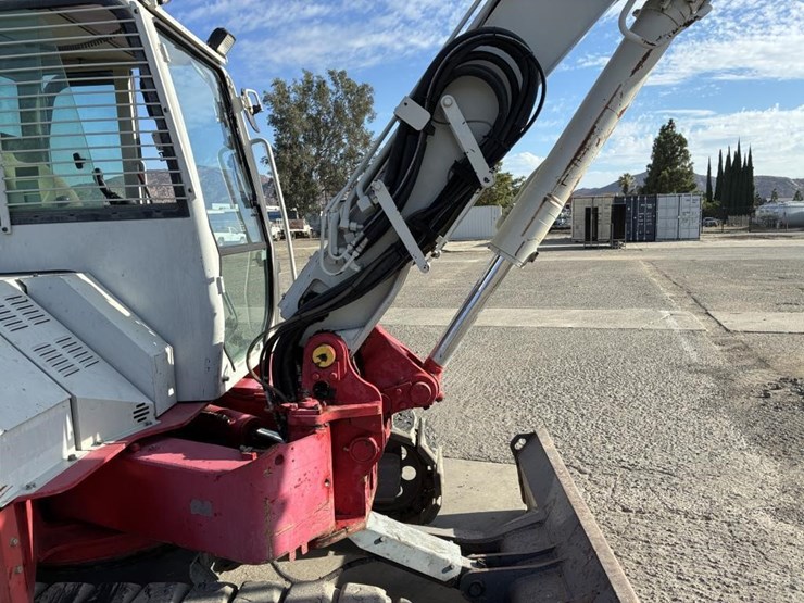 2016-takeuchi-tb280fr-image-12