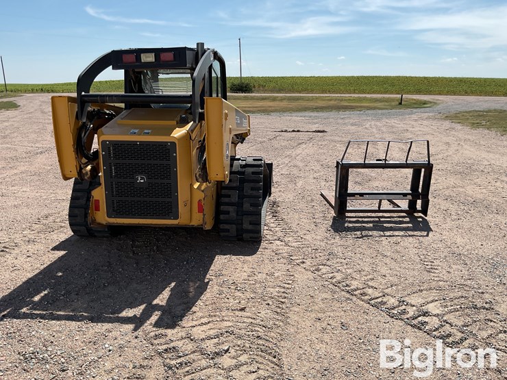 2006-deere-ct332-image-6