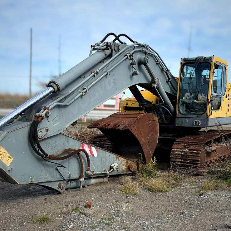 2005 VOLVO EC330B