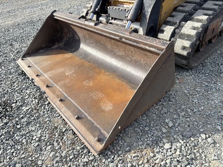 deere-323e-image-9