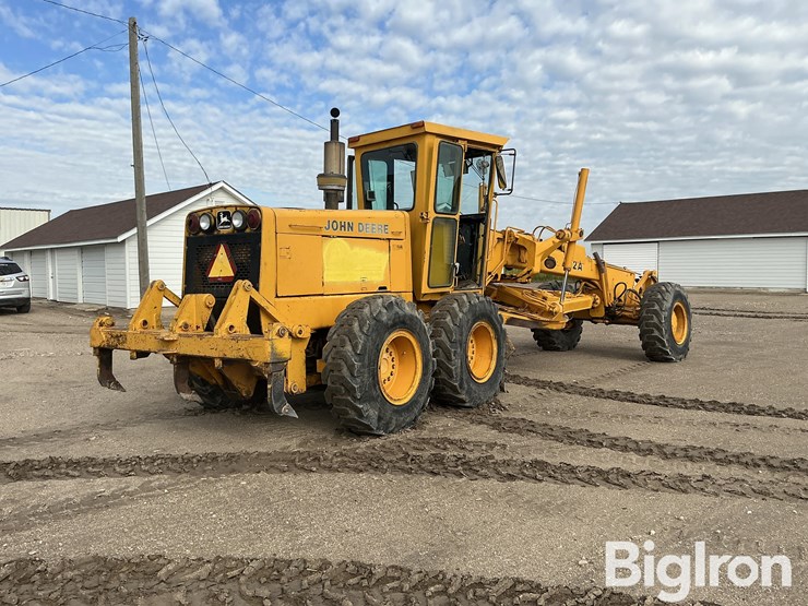 1982-deere-772a-image-5