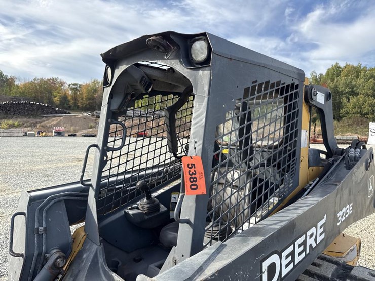 deere-323e-image-36