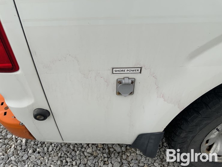 2017-nissan-nv2500-image-15