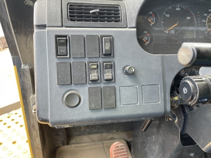 2015-komatsu-hd605-7e0-image-32