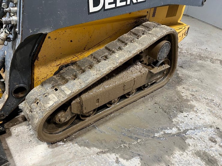 deere-323e-image-12