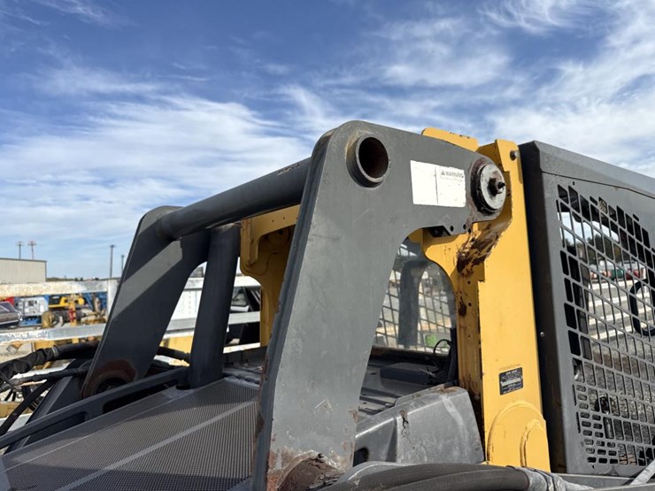 deere-323e-image-21