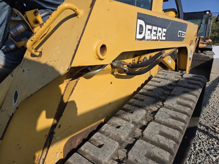 2013-deere-ct332-image-16