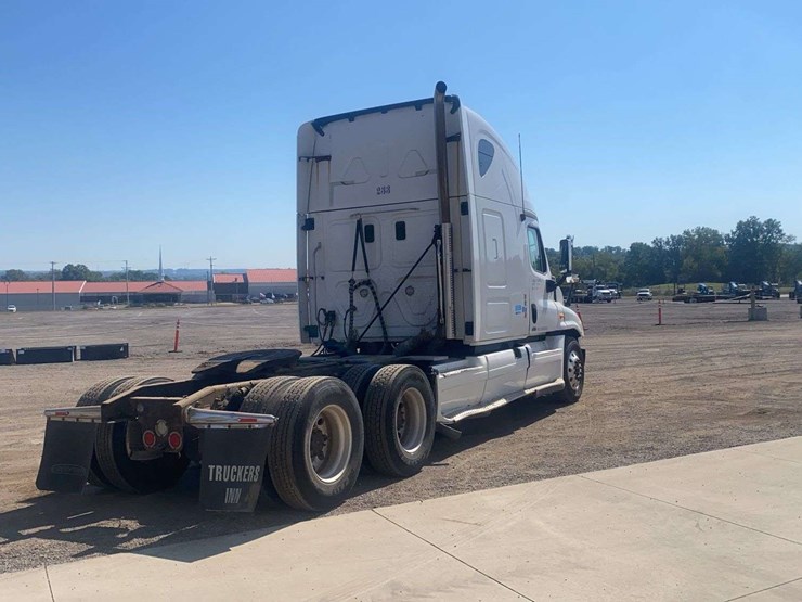 2013-freightliner-cascadia-semi-truck-image-6