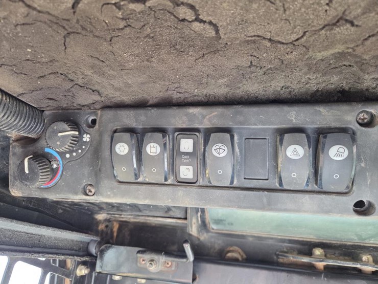 2013-deere-ct332-image-39
