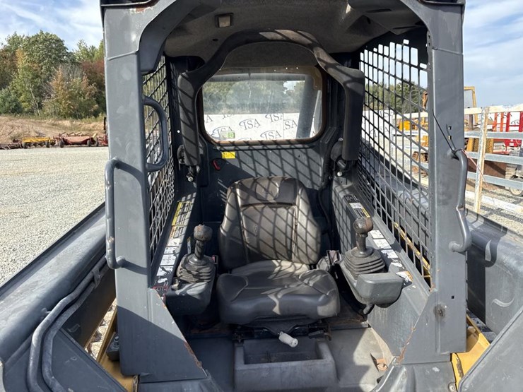 deere-323e-image-39