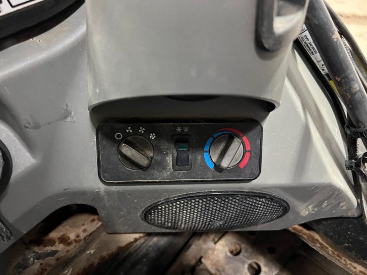bobcat-t870-image-25