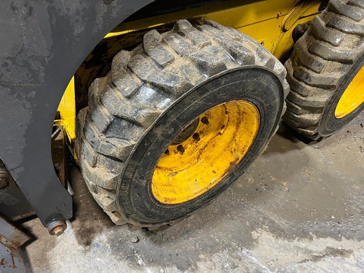 new-holland-l215-image-12