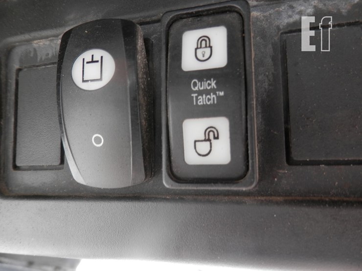 deere-320-image-15