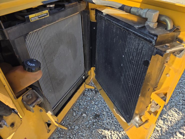 2013-deere-ct332-image-26