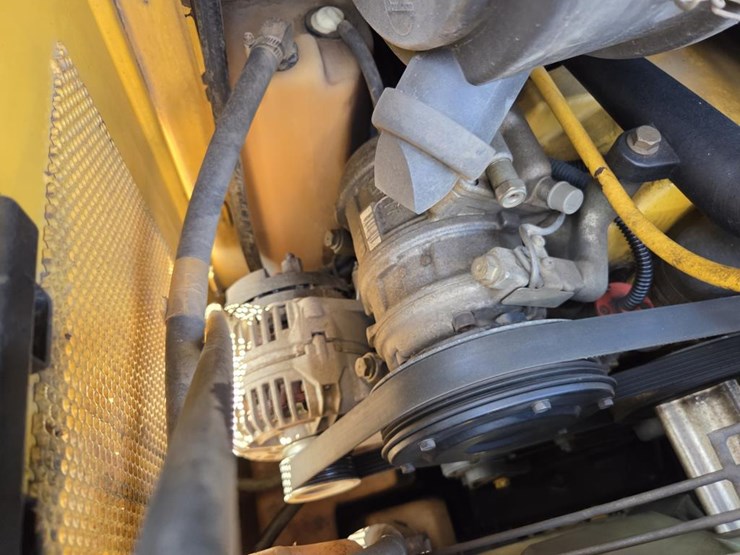 2013-deere-ct332-image-29