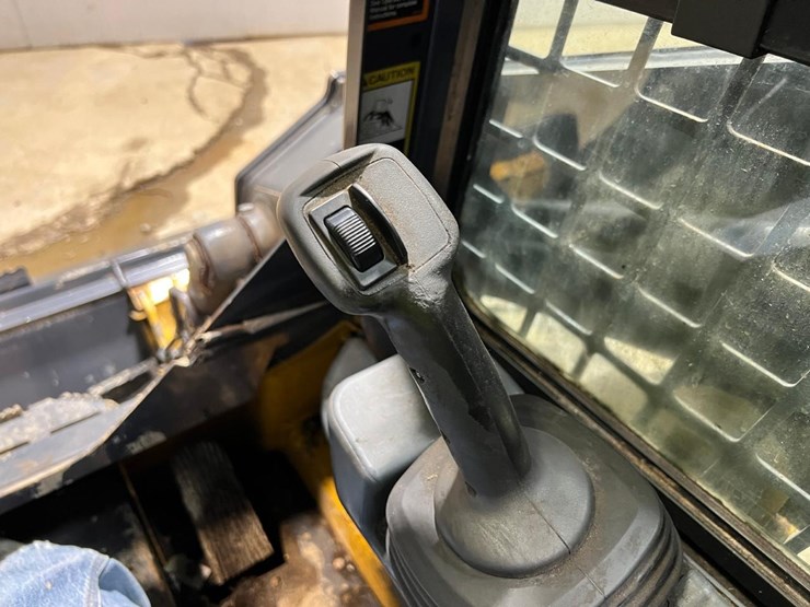 2016-deere-318g-image-23