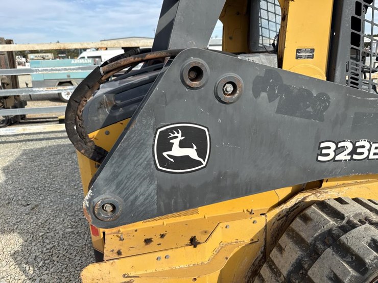 deere-323e-image-23