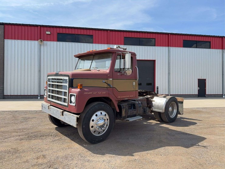 1982-international-2275-day-cab-semi-image-1