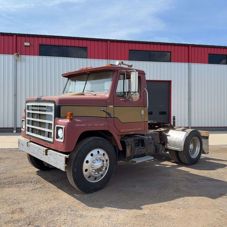1982 International 2275 Day Cab Semi