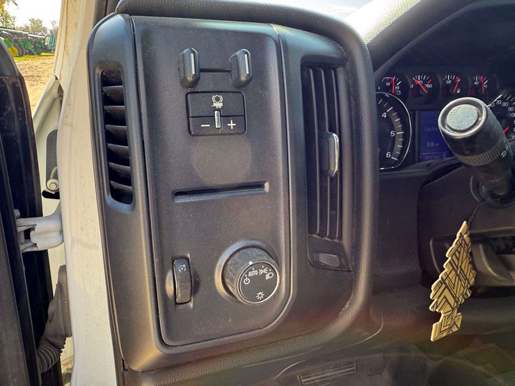 2018-chevrolet-1500-image-38