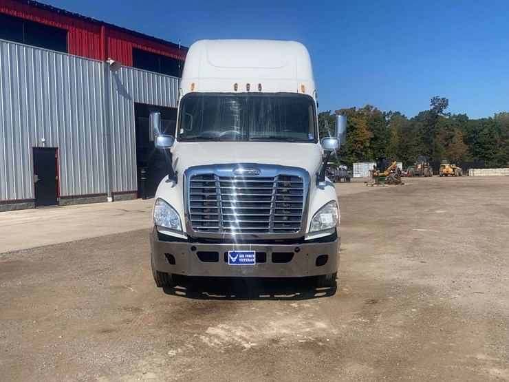 2013-freightliner-cascadia-semi-truck-image-3