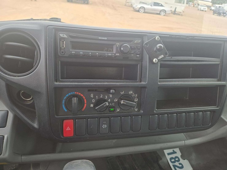 2019-hino-195-image-18