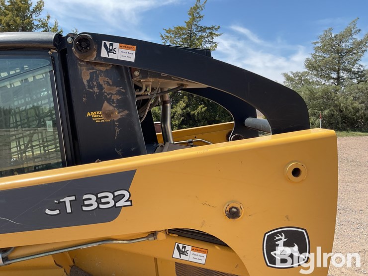2006-deere-ct332-image-13