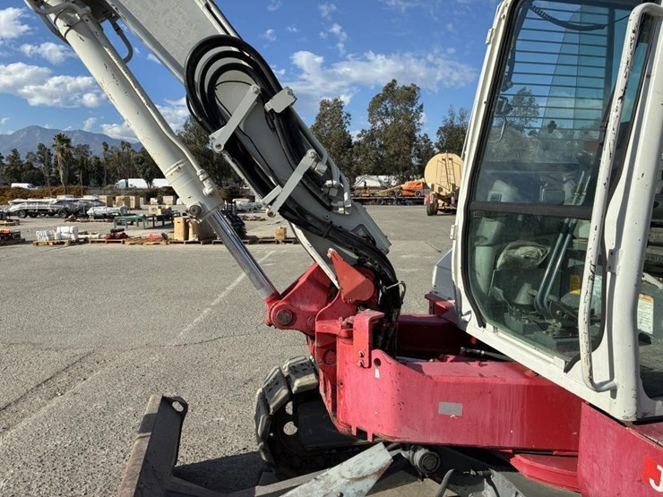 2016-takeuchi-tb280fr-image-11