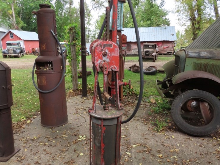 1900's-bowser-gas-pump-image-1