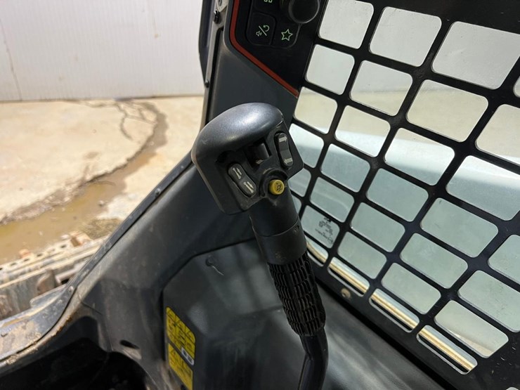 2022-bobcat-t64-image-30