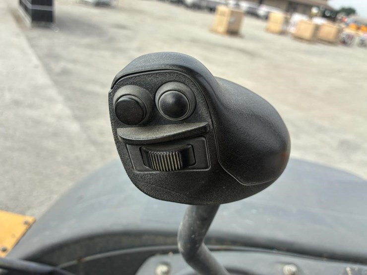 2015-deere-210l-image-21