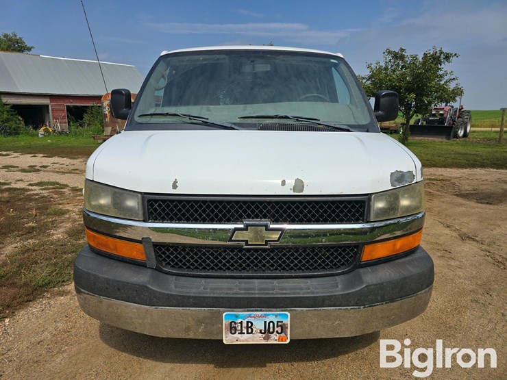 2011-chevrolet-express-3500-image-2
