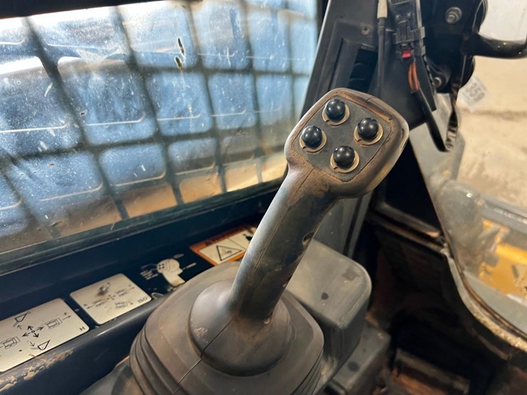 deere-323e-image-25
